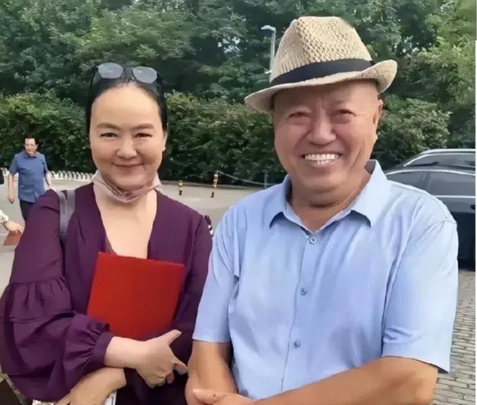 谁也想不到左边的这位女士竟然是原央视主持人孙小梅，居然老成这样子了，曾经可是央视