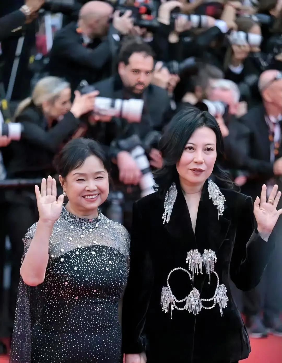 事实证明，女人要是没有男人拖累，一个人也可以活的很精彩！苏敏阿姨高调亮相戛纳，