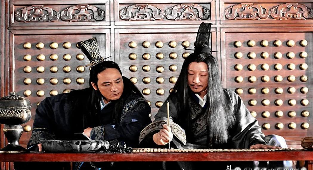 孙膑和庞涓拜鬼谷子为师时，鬼谷子让两人去砍柴。这事儿说起来简单，但鬼谷子的心