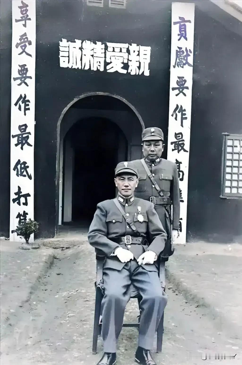 这才是蒋中正和杨森的真实样貌，并非演员饰演的角色！这张货真价实的老照片拍摄于19