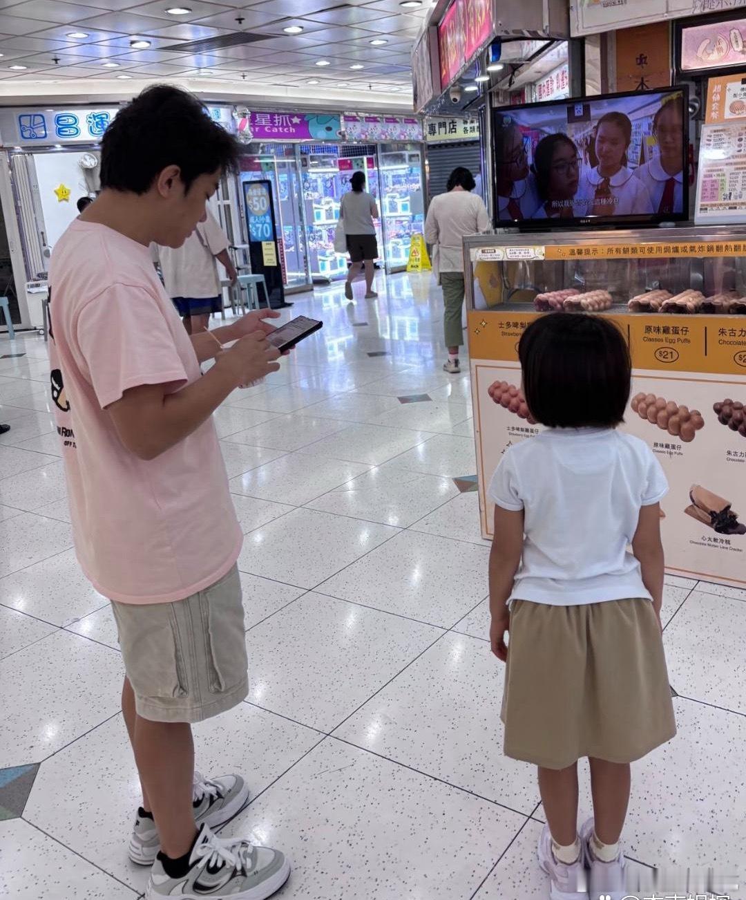 45岁王祖蓝和老婆女儿在香港逛商场，李亚男的身材太好了，又高又瘦，穿衣打扮也很时