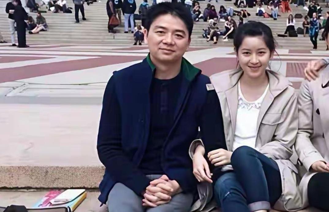 什么样的感情，才是藏不住的生理性喜欢？看这张老照片就能找到答案。两人并肩坐