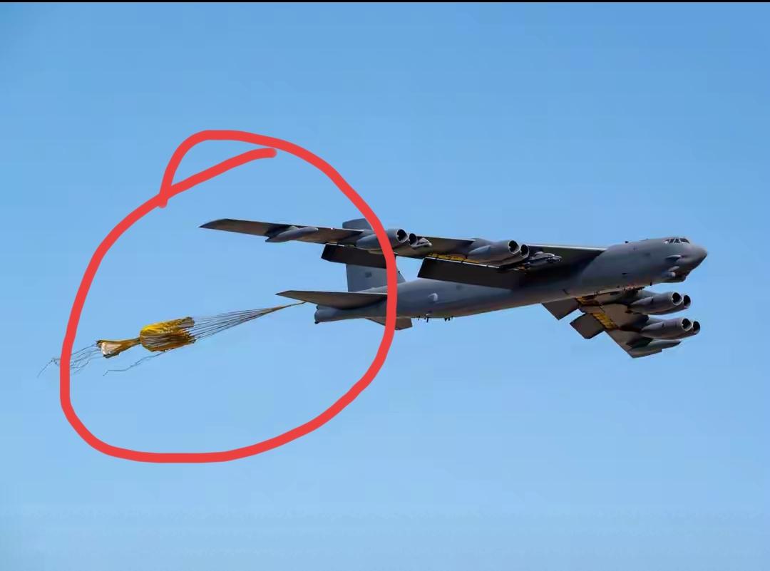 美国这次整个大活，一架美国B52H战略轰炸机差一点弄死自己，12月11日，在巴克