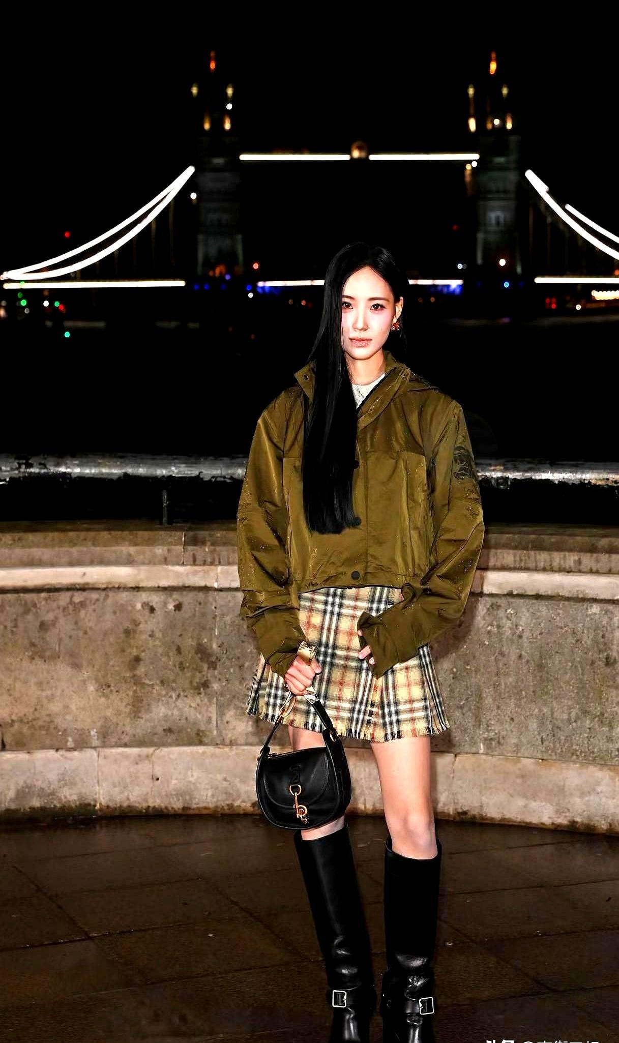 18岁Lily登Burberry秀，镜头追她腿拍3分钟秀场镜头扫过宇多田光