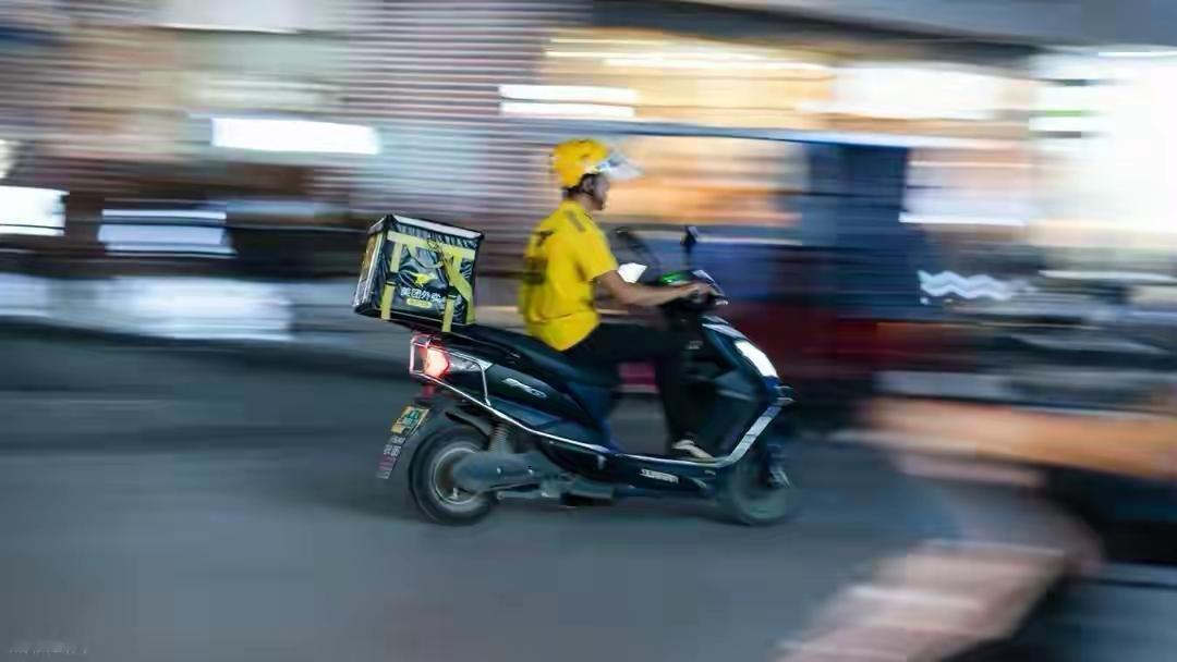 上海闵行吴中路外卖“单王”真相：00后小伙5年狂攒112万，每天只睡8.5小时，