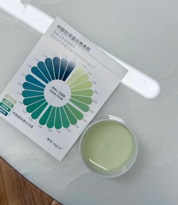 听起来你可能对家里的空气质量有些担心。有些家具和纺织品的甲醛释放问题确实更受关注