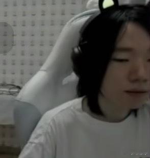 陈清：卧槽拒绝者现在看起来长得像个妹子，太瘦了太憔悴了！以前拒绝者在我们俱乐部被