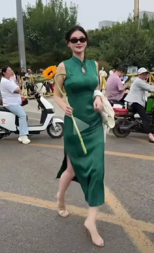 大家还记得高考的时候，这位阳光灿烂，气质高雅的漂亮妈妈，她身材高挑，女性轮廓清晰