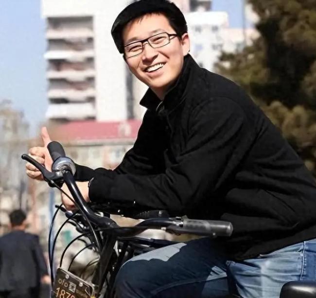 在国内狂赚30亿后，跑到美国潇洒。直到今天，他欠国内那1500万人的15亿押金，