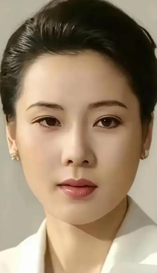 87版《红楼梦》，导演王扶林一眼就刷掉何赛飞，说她身上有股邪气，这导演的眼光，简