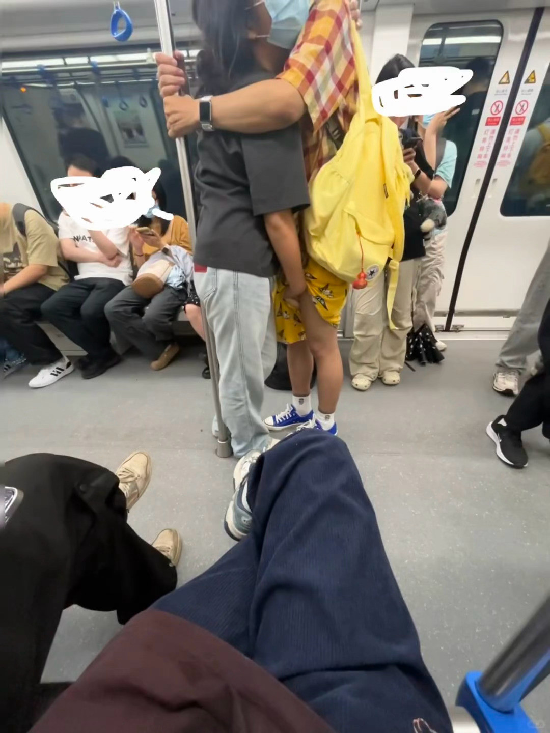 地铁不是你家大床，感觉好臭好脏…​​​