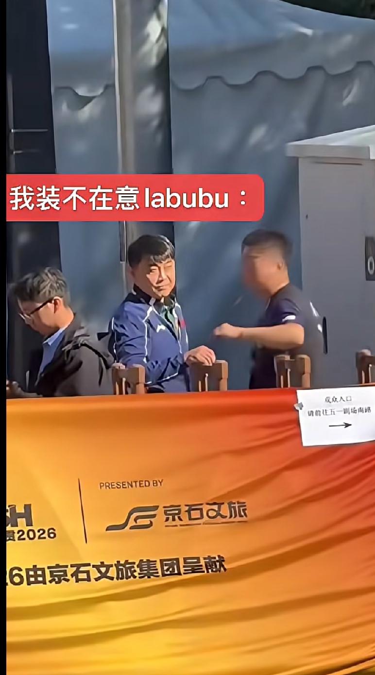 一开始王皓还尽量保持平静，可这群人持续围堵、不停喊话，已经影响正常通行。王皓实在