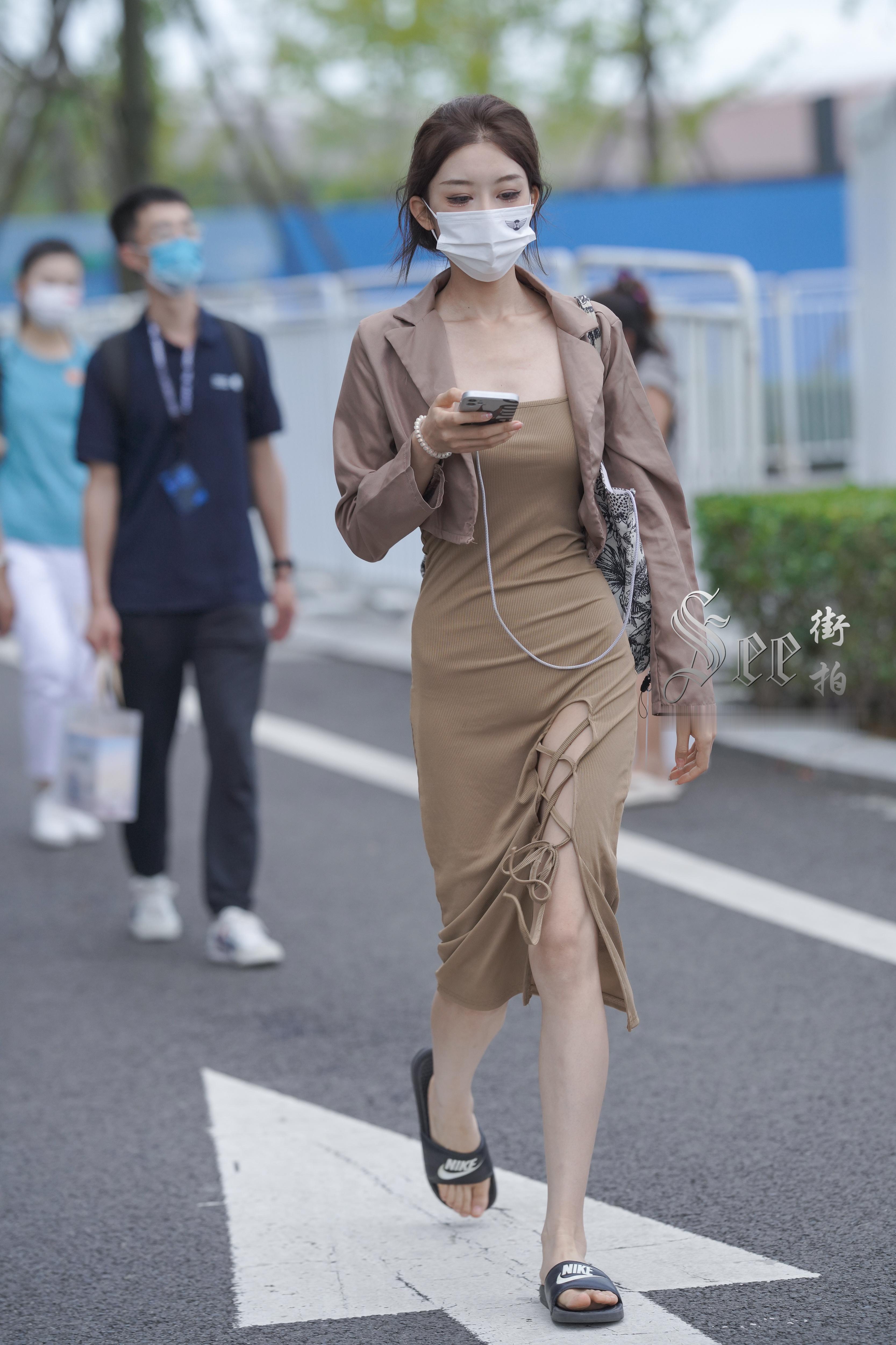 卡其色很显白~~​​​