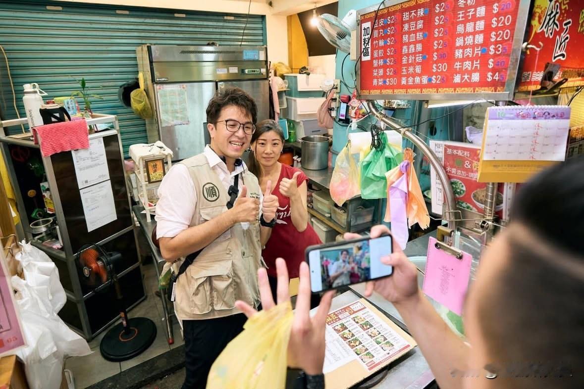 民进党台北市长参选人沈伯洋今（10日）在社媒发文称，晚上到复兴口商圈打招呼，大家