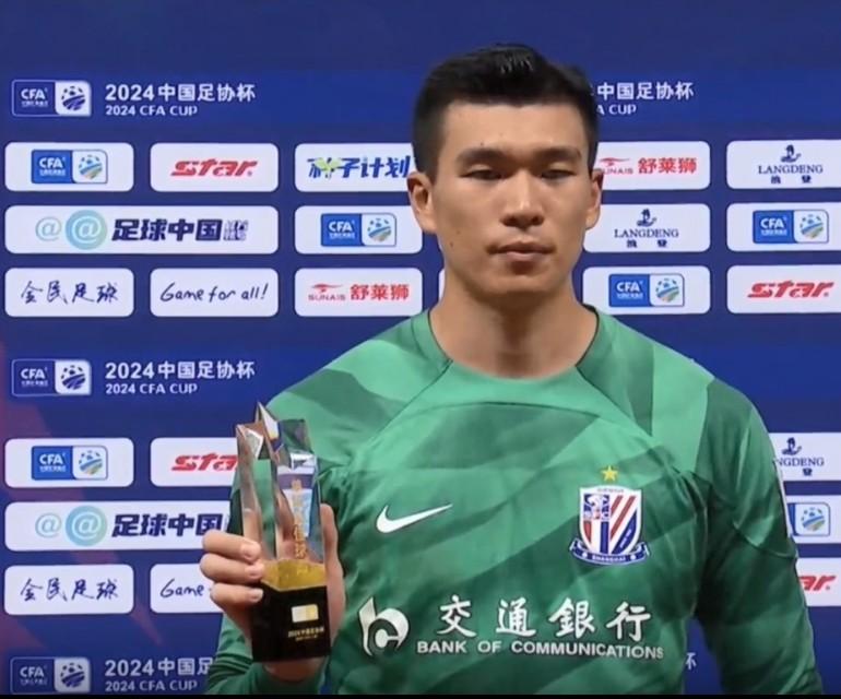 申花替补席是不是有一个马镇的专属VIP宝座啊。中超坐替补席足协杯坐替补席