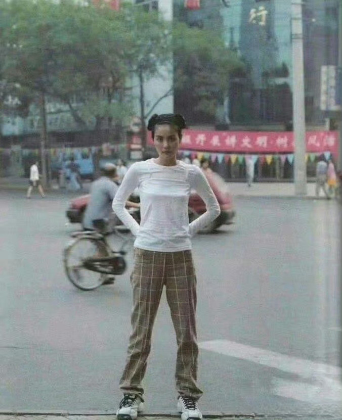 1997年的王菲，脚上的鞋好前卫，放现在也很流行吧