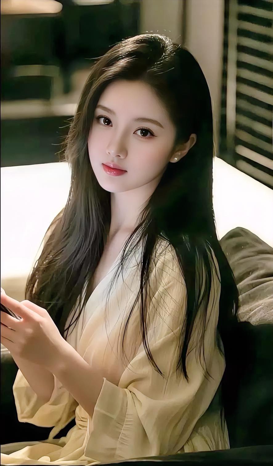 柔光轻洒在米色的衣衫，长发如瀑垂落在肩。你坐在时光的角落里，眼神清澈