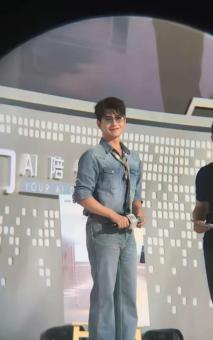 杨洋最新照片感觉没以前帅气了可能是衣服没选好精修图还可以