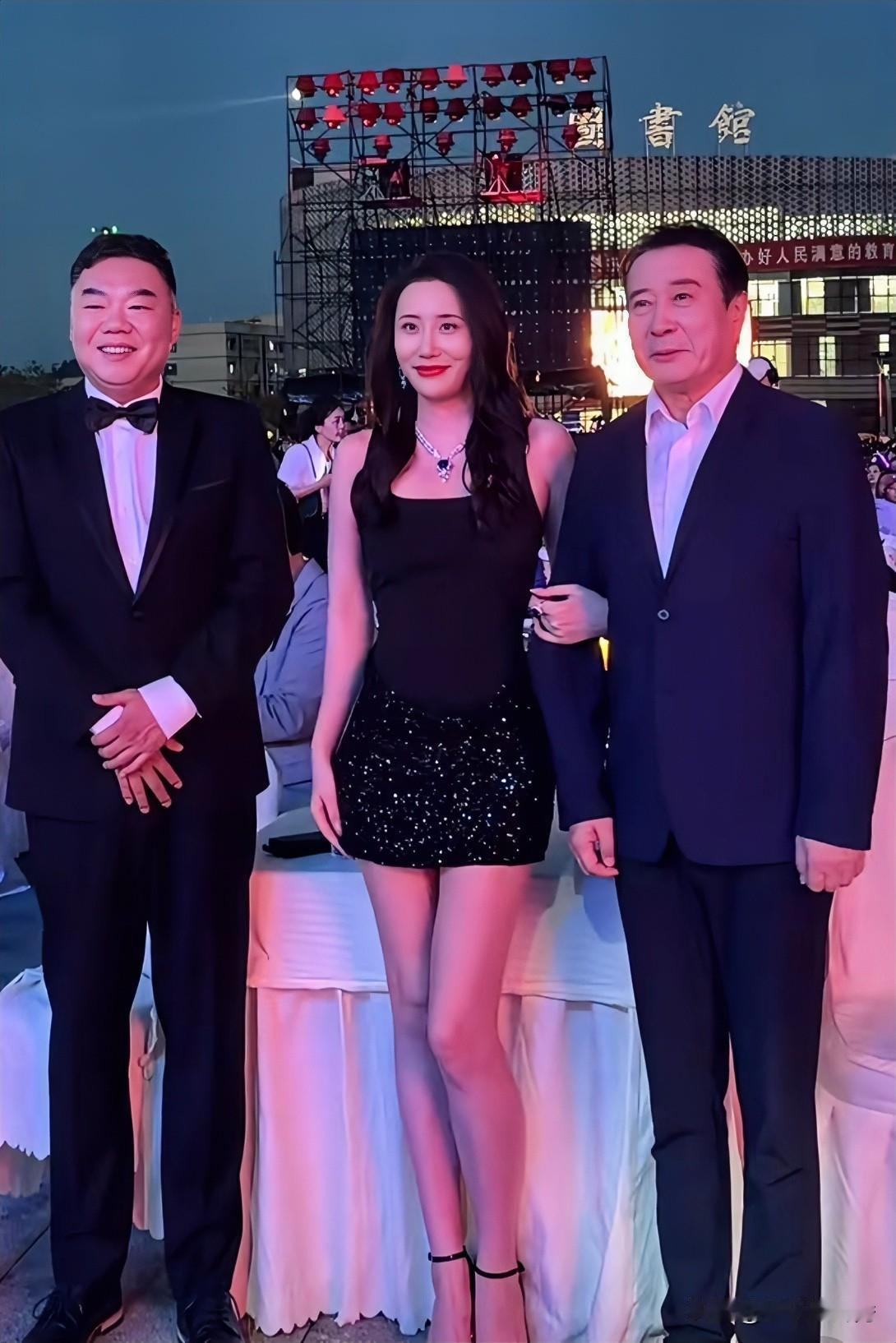 这三人站一块真是“太不合适”了！边上的姜超只能尴尬的“搓手”！左边是《武林外