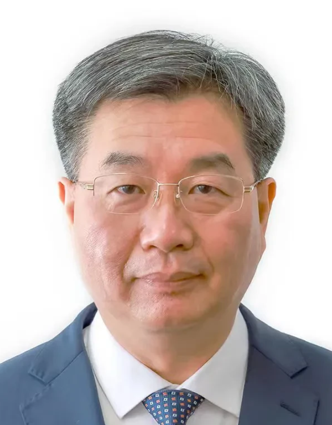 喻君杰，1968年生于江苏南通，17岁时即1985年参加高考考上大学本科，就读于