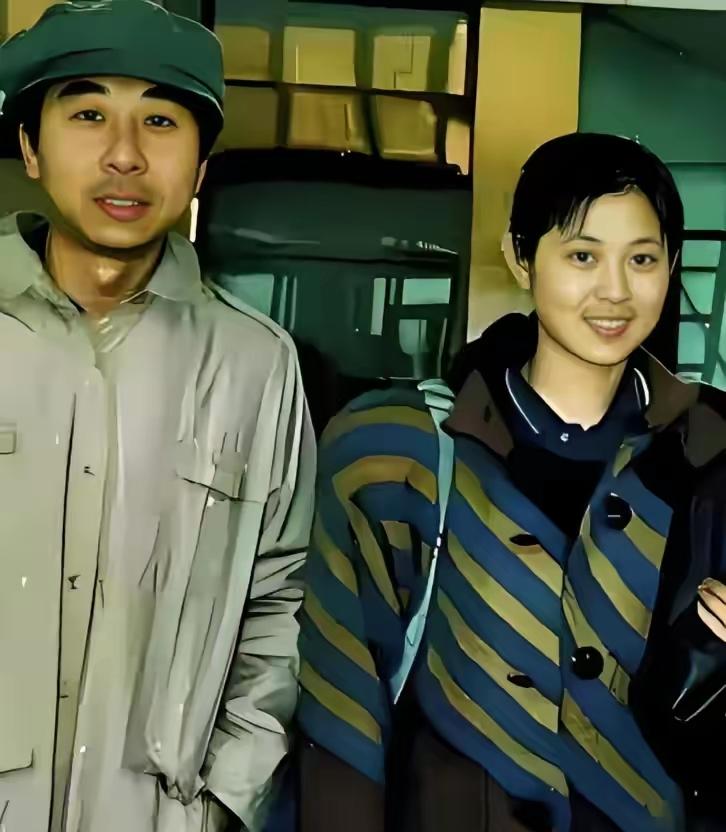 1988年，29岁的倪萍和31岁的冯巩。冯巩戴着绿贝雷帽，身着浅灰风衣，双手插兜