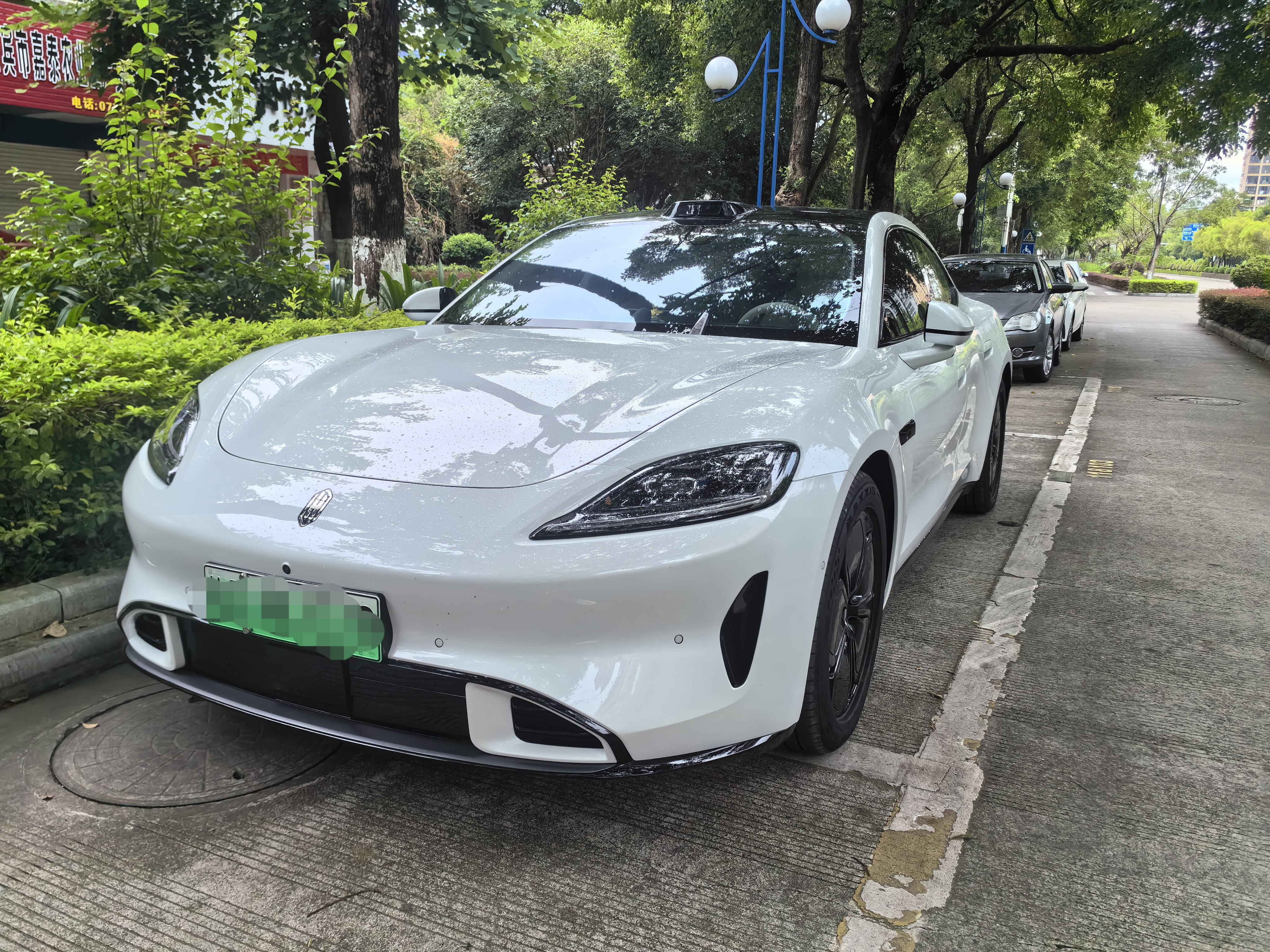 路上碰到了一辆假小米[滑稽笑]网友：前脸是假保时捷？尚界Z7的前脸个人认为，比小米的好看一点，更像保