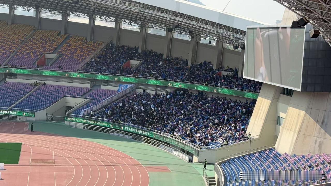 中足联，你是不是瞎啊？裁判员和重庆的李镇全怎么样不考虑，就考虑处罚浙江队的米特里