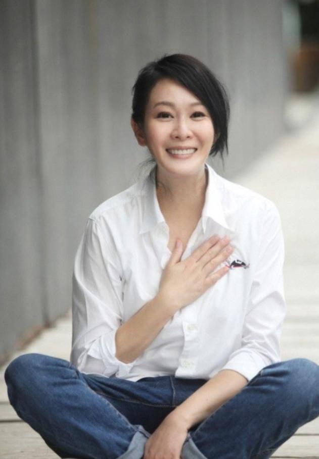 2011年，刘若英嫁给了身家68亿的富商钟小江，婚前刘若英约法三章：可以同居但必