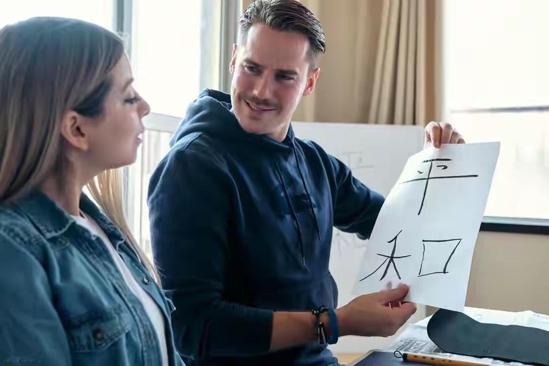 刷了一晚上TikTok，给我整不会了。一堆老外在那喝热水、穿棉拖、打八段锦，