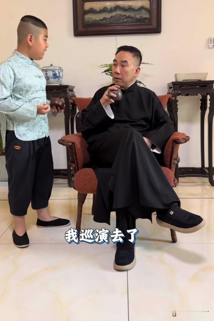 多日之后，杨议再次拍摄段子映射郭德纲。他和他的小徒弟一起拍摄的，说你外出巡演挣