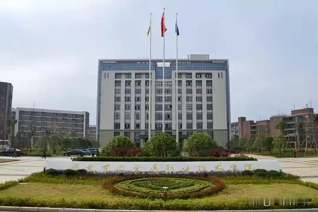 什么，现在才开学？惊掉了下吧，别的学校都快期中考试了，这所学校竟然才刚刚开学！