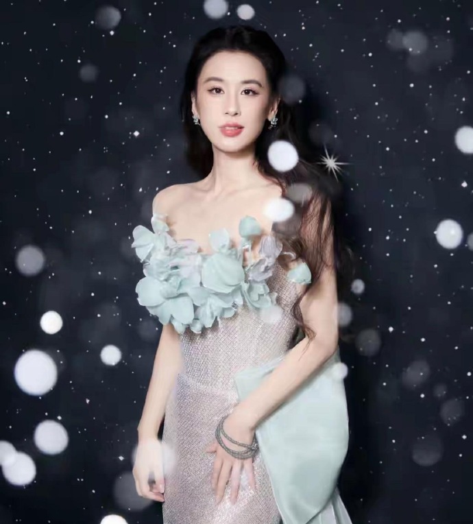 杨子估计后悔死了翻来覆去想了很久，怎么也不明白离婚后的黄圣依怎么变成了这样，