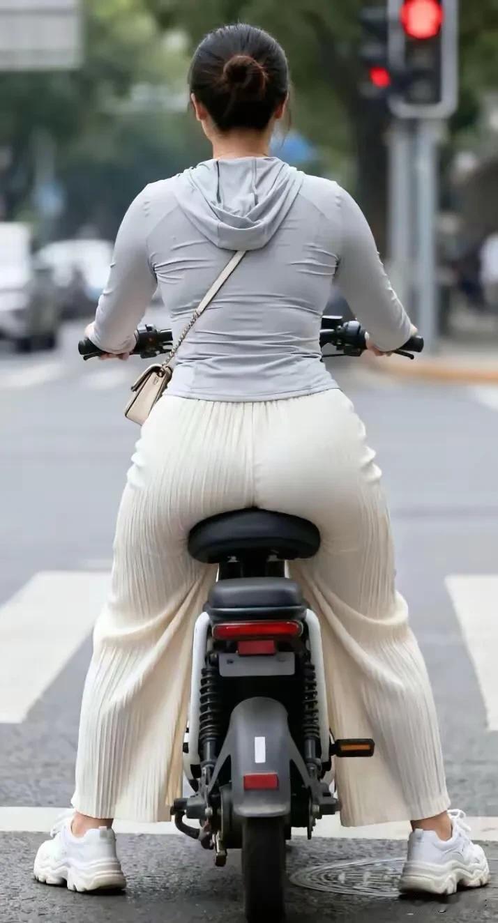 不上班，穷上班，又累又穷。