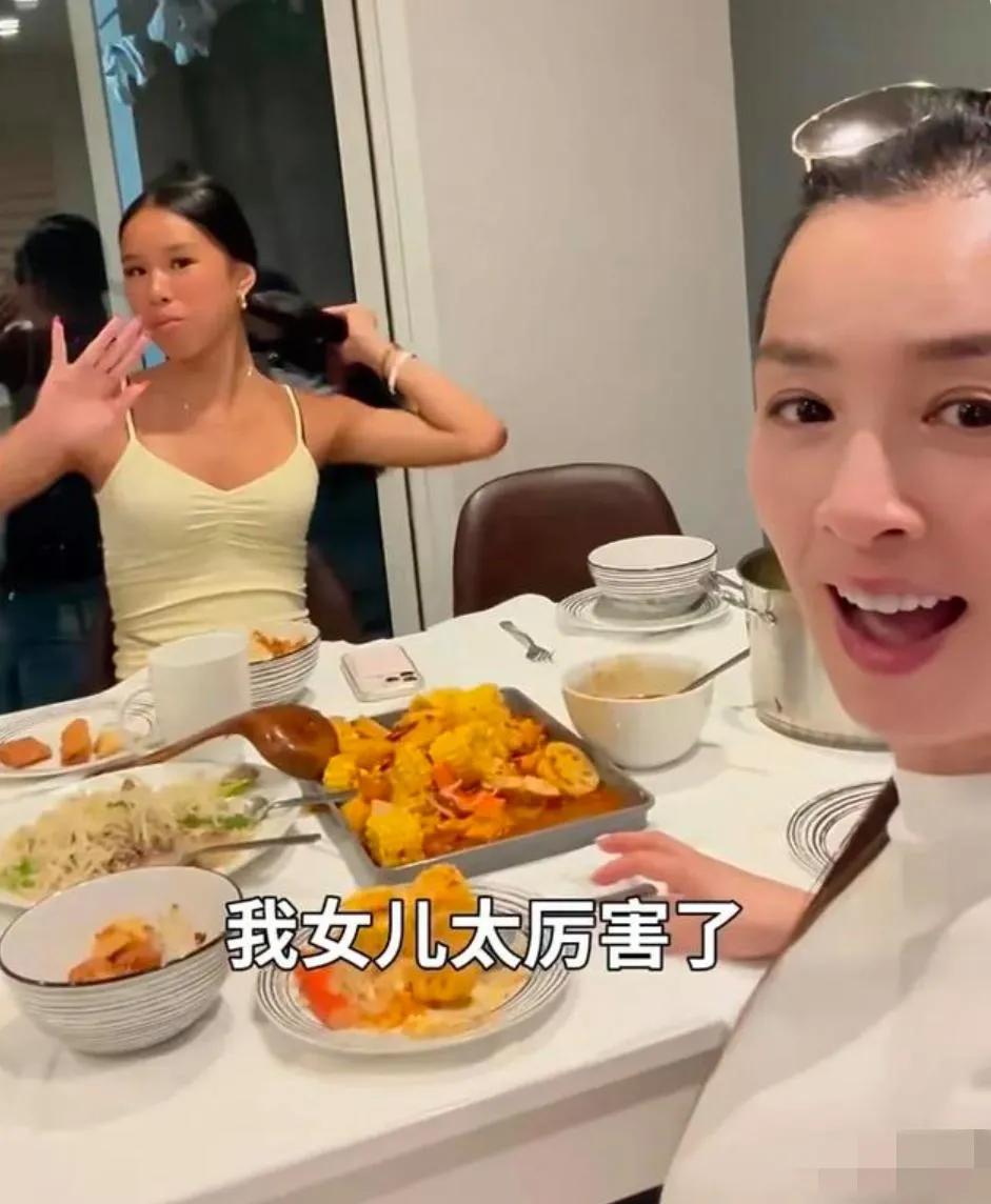 张庭晒女儿下厨，16岁的林希瞳又黑又壮穿吊带煮麻辣烫，过显成熟的儿子又是炒菜又是