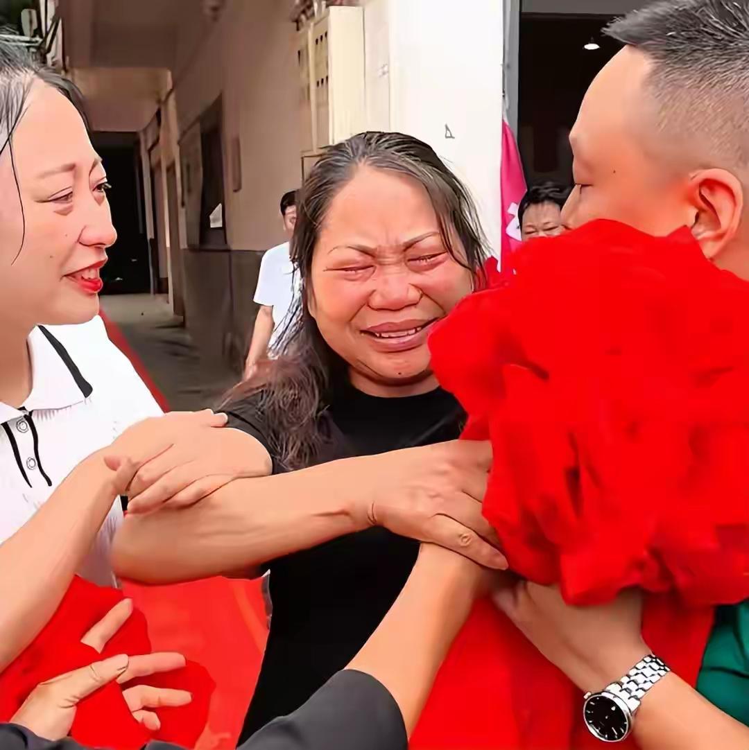 千万富翁王晓举33年寻亲路，终于在云南哭成泪人：他遗腹子出生，母亲守寡坚持把他生