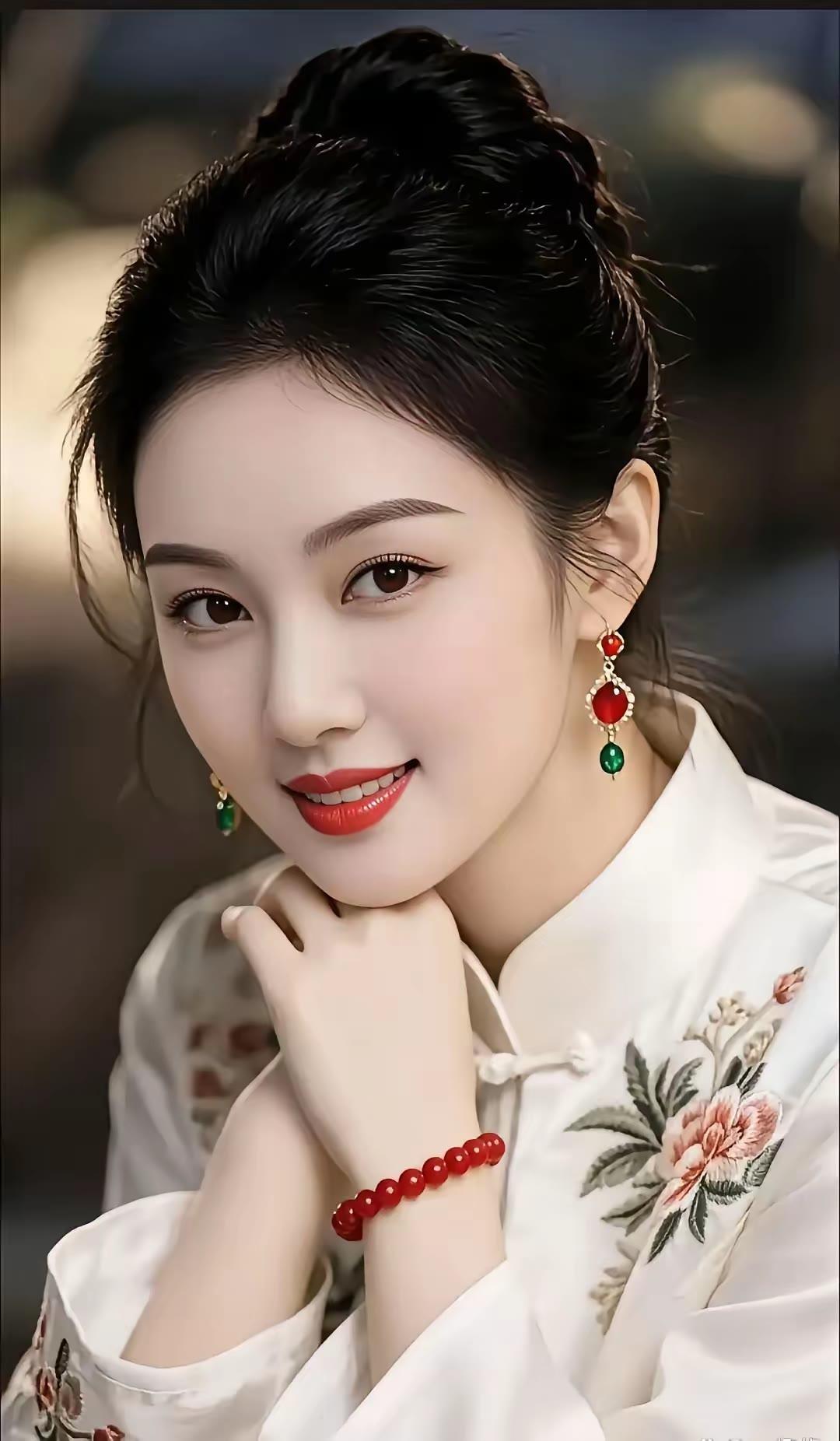 温婉优雅的东方美人，红宝石耳环与发髻相得益彰，尽显古典韵味。