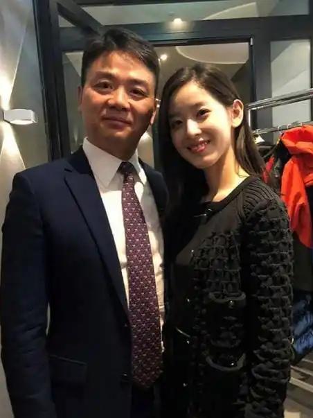 两人相差19岁的婚姻，从来不是老夫少妻那么简单，更多的藏着刘强东对章泽天的宠爱