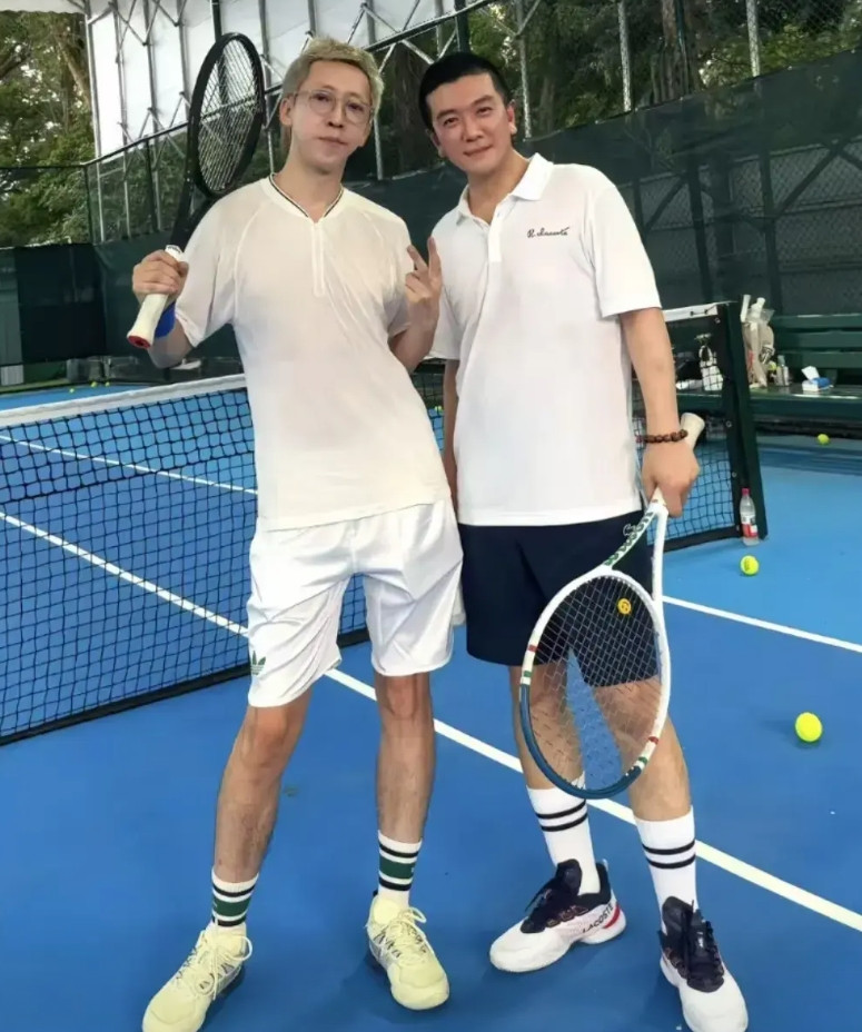 杨子现在也太搞笑了，杨子晒自己跟留几手打网球照片，有网友说自己喜欢黄圣依快20年