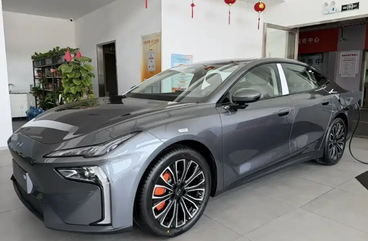 一汽奔腾悦意08到店帅气大溜背+后掀背轴距2米9配8295P芯片从外观上看，一