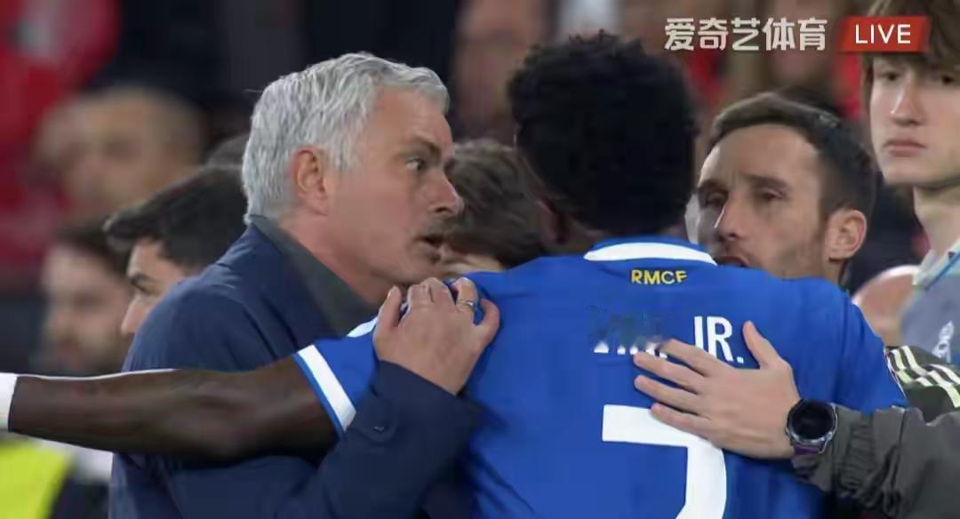 【本菲卡球迷出了力，穆里尼奥也被罚下了】光明球场是块宝地，发挥不可替代的作用，让