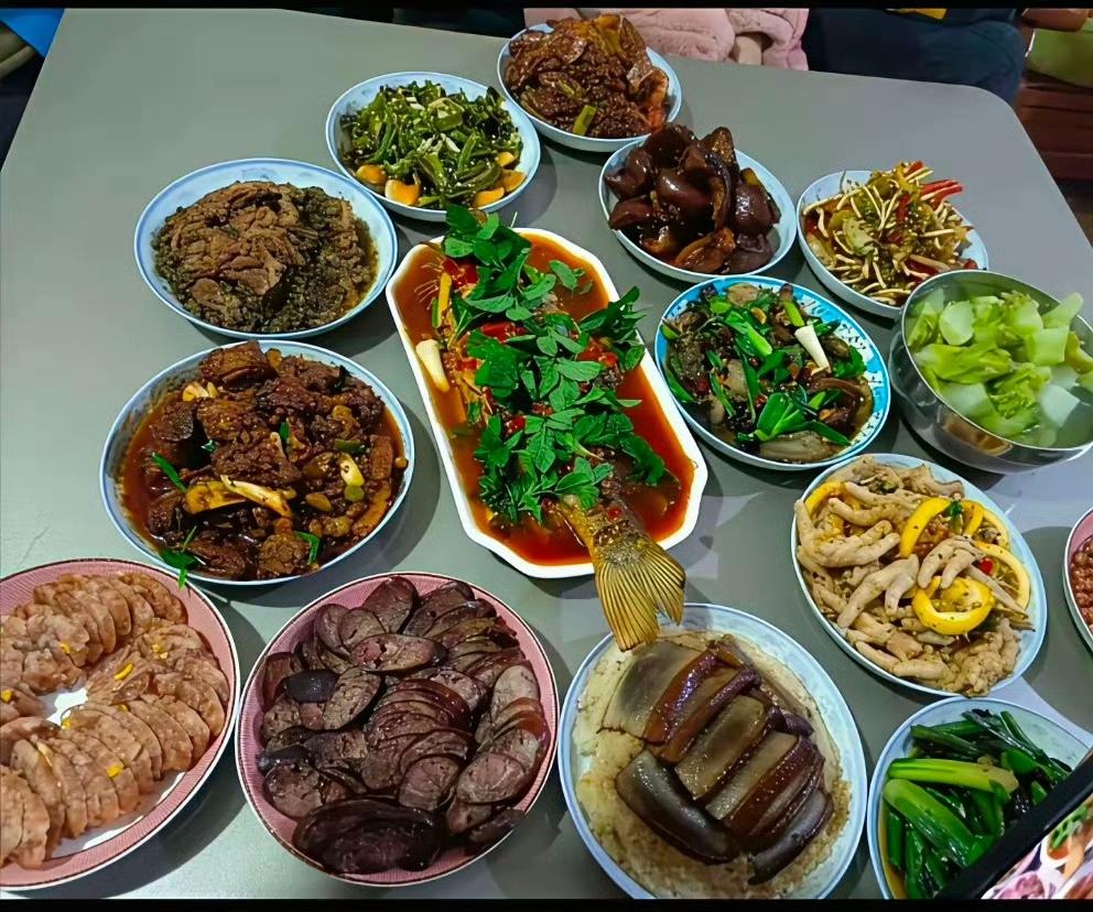 就凭这桌菜，各位大神能猜出来我是哪里人呀？​​​