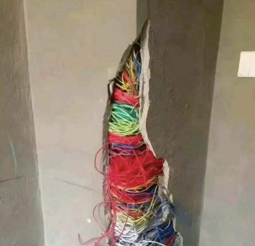 朋友家买的房子准备装修的时候发现了这些这是什么意思啊