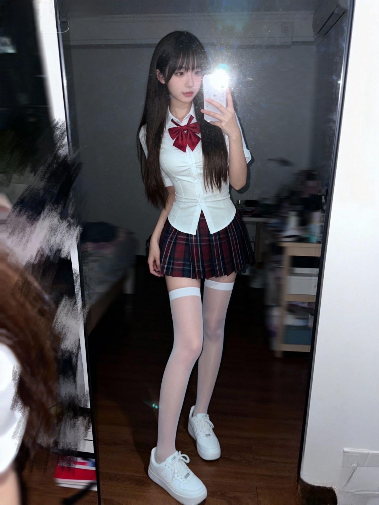 💖谁能拒绝甜酷JK穿搭的魅力啊！这套红白格纹JK制服太戳我了～修身白衬衫搭