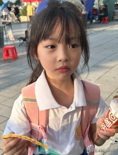 《女儿让保姆带了7年，我打心底感谢她，直到女儿有天悄悄问我：妈妈，为啥阿姨每次都