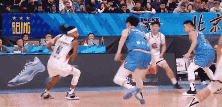 北汽队被山东队绝杀这两个人必须要负责。1、第一责任人是曾凡博，防守被珀塞尔一步