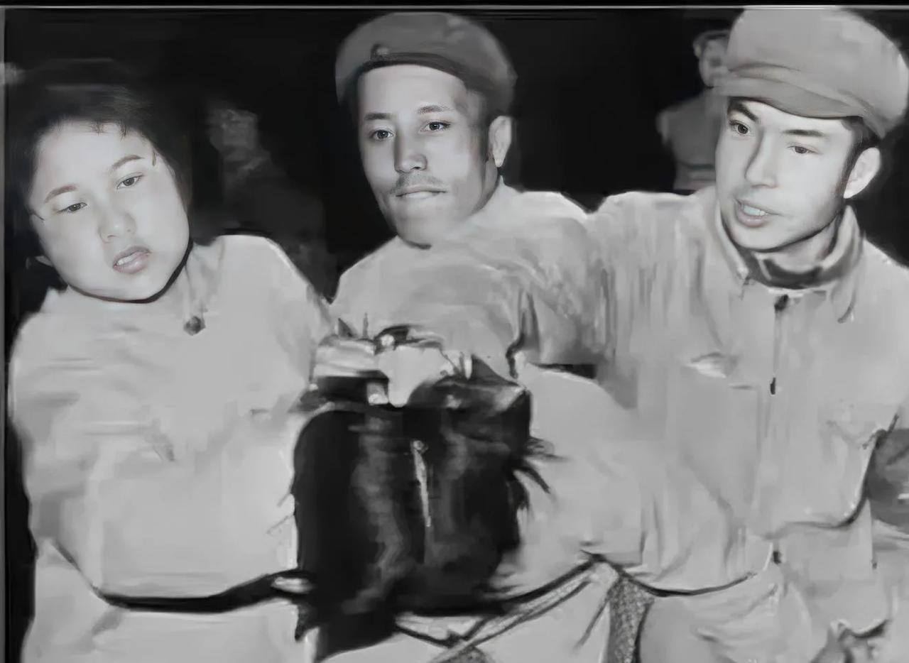 这张照片诠释了什么叫人性的恶，只有真正经历过那个年代的人，才能切身体会到这种恶对