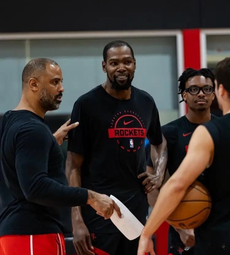 朋友们，火箭超级巨星杜兰特即将回归赛场！在今天火箭客场挑战勇士的赛前采访中，乌度