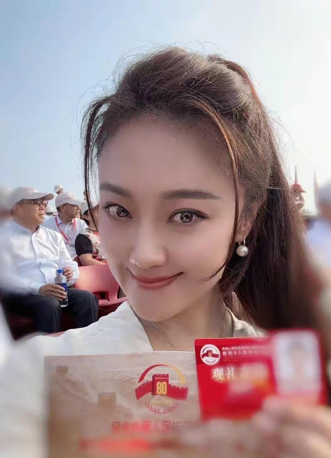 王小玮受邀亲临九三阅兵现场观礼，她身着中式套裙，搭配精致的珍珠耳环，整体造型典雅