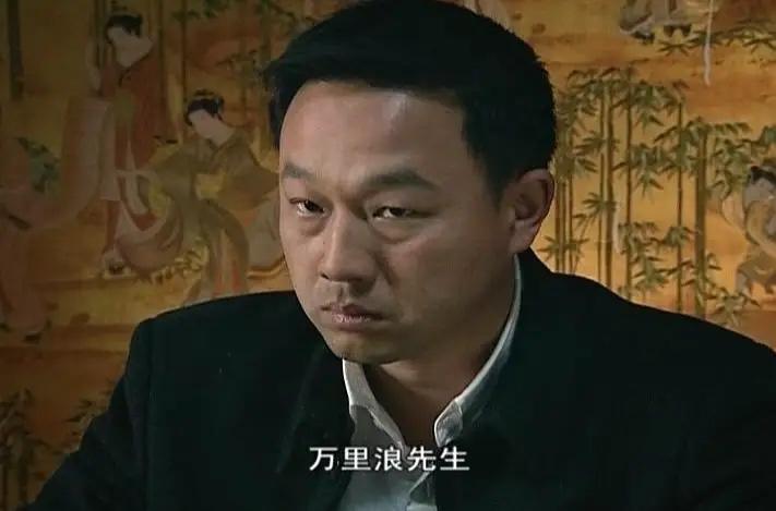 1946年，大汉奸万里浪被判处死刑，执法队长把他绑在刑架上，突然对着他下身开了一