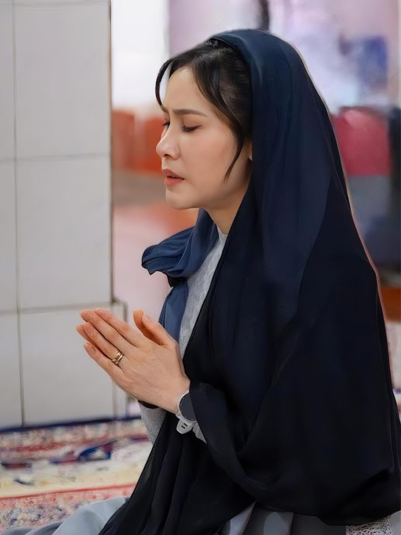 41岁诗妮娜是不老女神，皮肤像剥了壳的荔枝诗妮娜最近公务排得满满当当，连轴转个